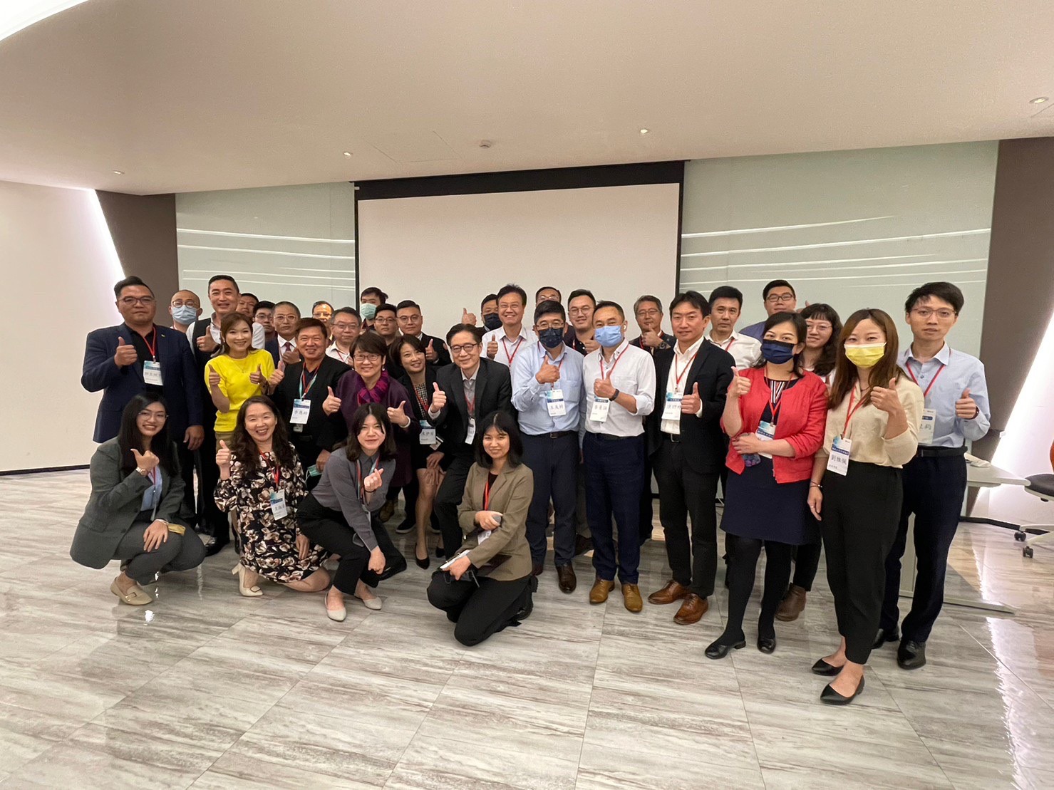 鼎新電腦與鈞曜科技合作交流合影|智慧倉儲與ERP系統整合